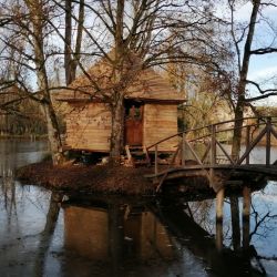 Cabane située sur l'ilot d'un plan d'eau